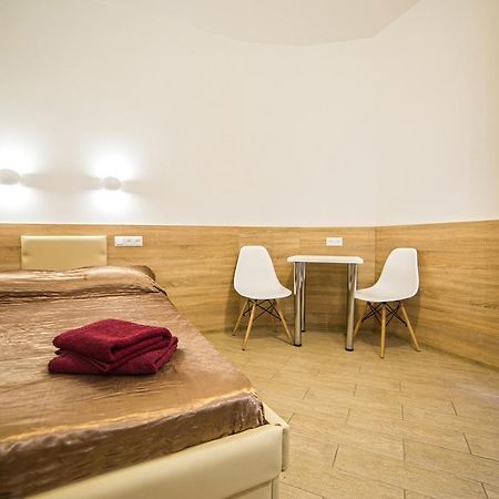 לבוב Mini Economy Apartments - Chornovola Avenue - 2 Minutes To The Opera House מראה חיצוני תמונה