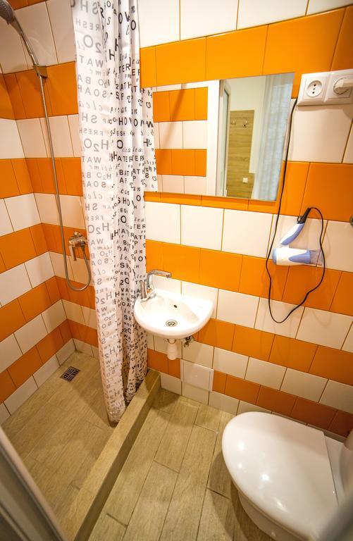 לבוב Mini Economy Apartments - Chornovola Avenue - 2 Minutes To The Opera House מראה חיצוני תמונה