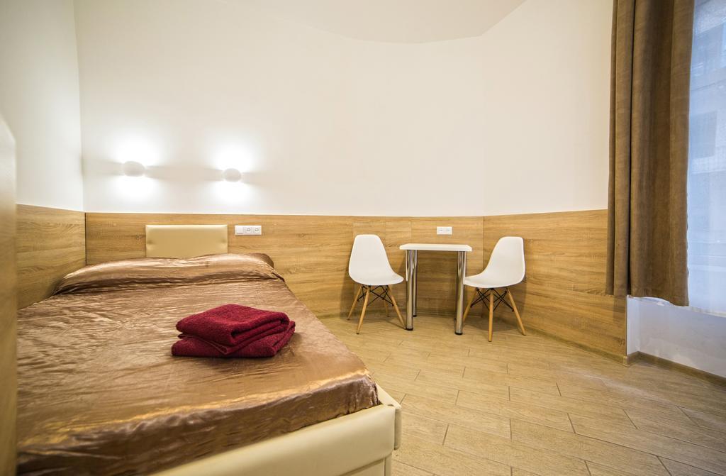 לבוב Mini Economy Apartments - Chornovola Avenue - 2 Minutes To The Opera House מראה חיצוני תמונה