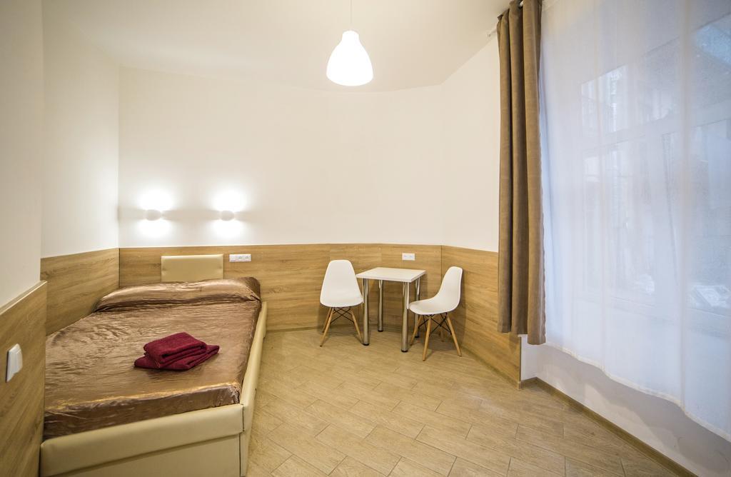 לבוב Mini Economy Apartments - Chornovola Avenue - 2 Minutes To The Opera House מראה חיצוני תמונה