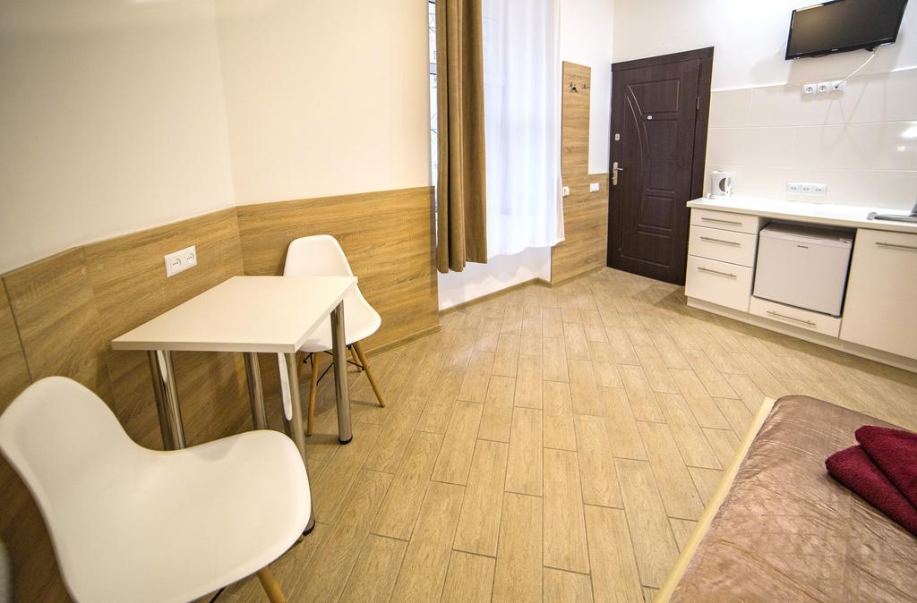 לבוב Mini Economy Apartments - Chornovola Avenue - 2 Minutes To The Opera House מראה חיצוני תמונה